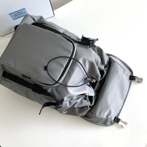 プラダバッグ着用イメージ